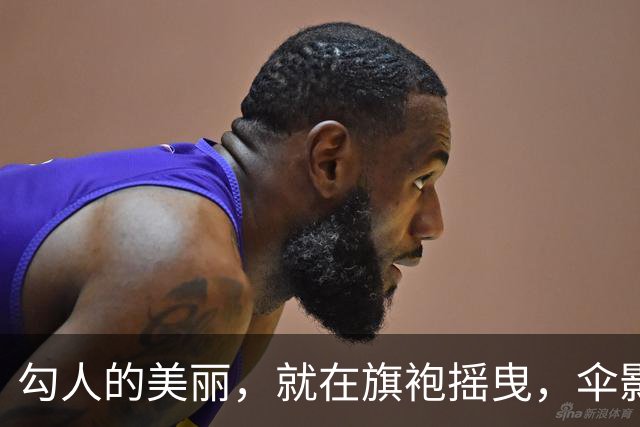 勾人的美丽，就在旗袍摇曳，伞影婆娑之下