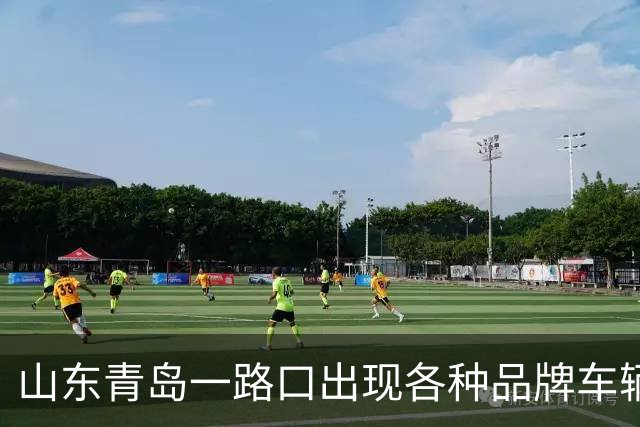 山东青岛一路口出现各种品牌车辆掉头提示，4S店称是为方便顾客到店，当地交警：已要求限期拆除